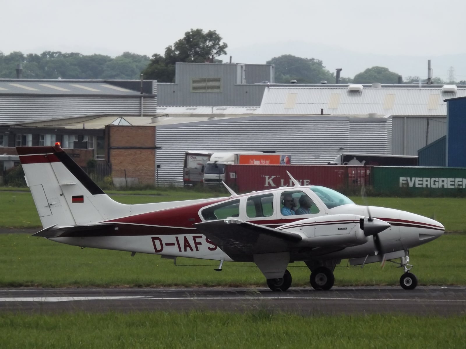 Beechcraft Baron 55 in flight, profile view