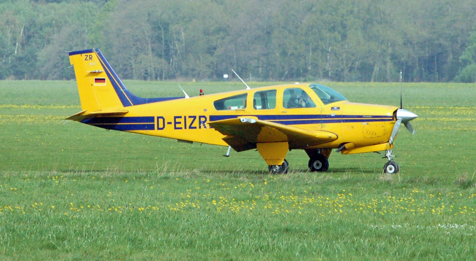 Beechcraft F33A Bonanza in flight