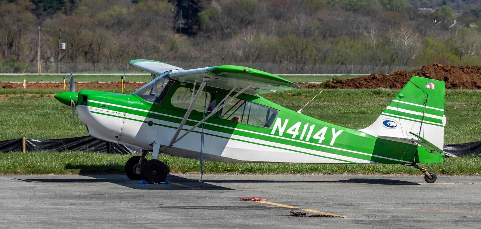 Bellanca Decathlon 8KCAB in aerobatic flight