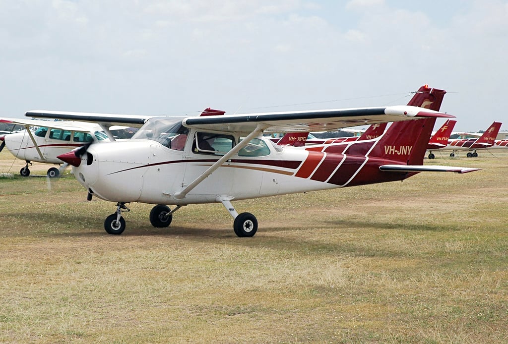 Cessna 172N Skyhawk in cruise flight