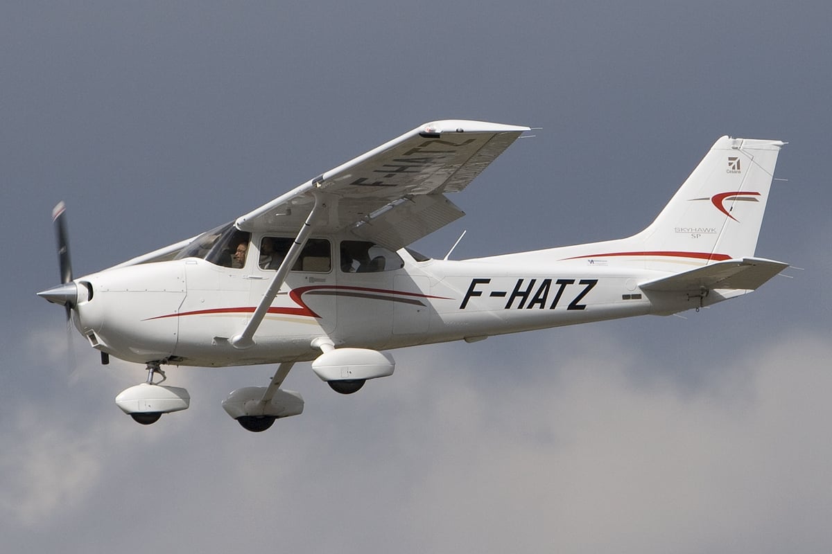 Cessna 172S Skyhawk in cruise flight, three-quarter view from above
