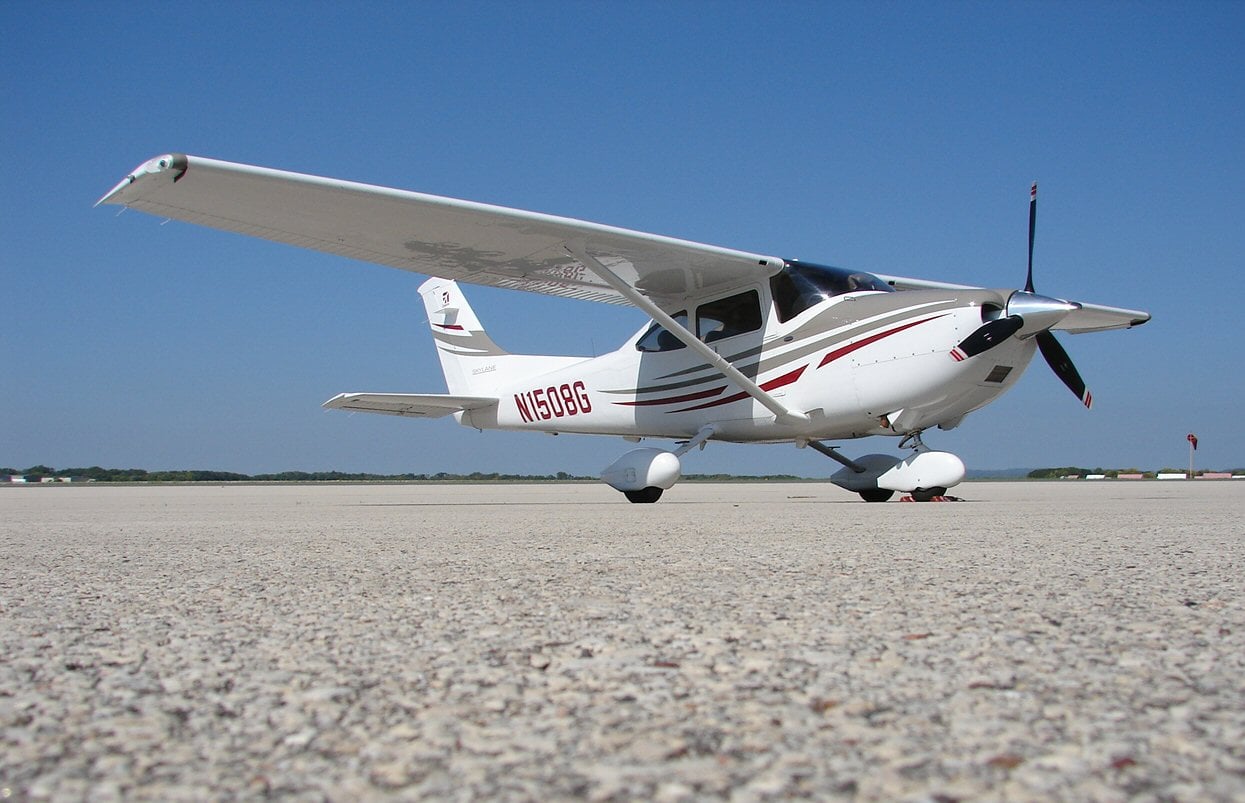 Cessna 182 Skylane in cruise flight
