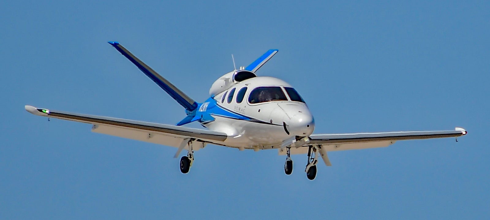 Cirrus SF50 Vision Jet in cruise, profile view