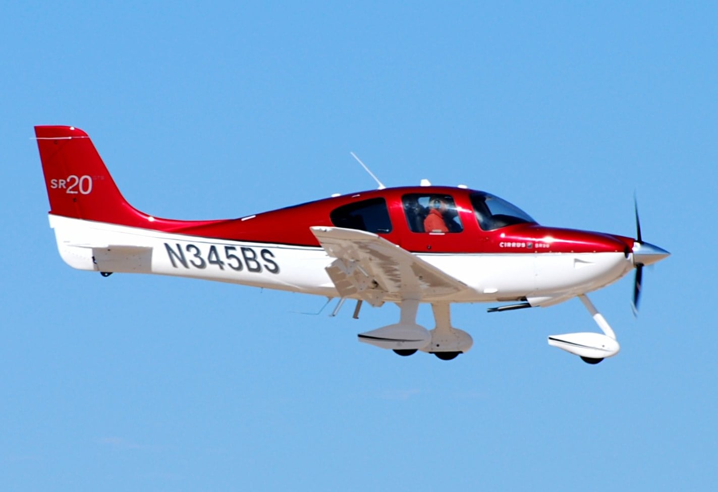 Cirrus SR20 in cruise flight