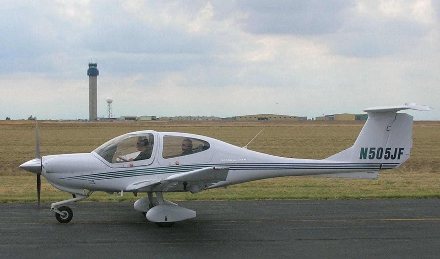 Diamond DA40 four-seat composite single in flight