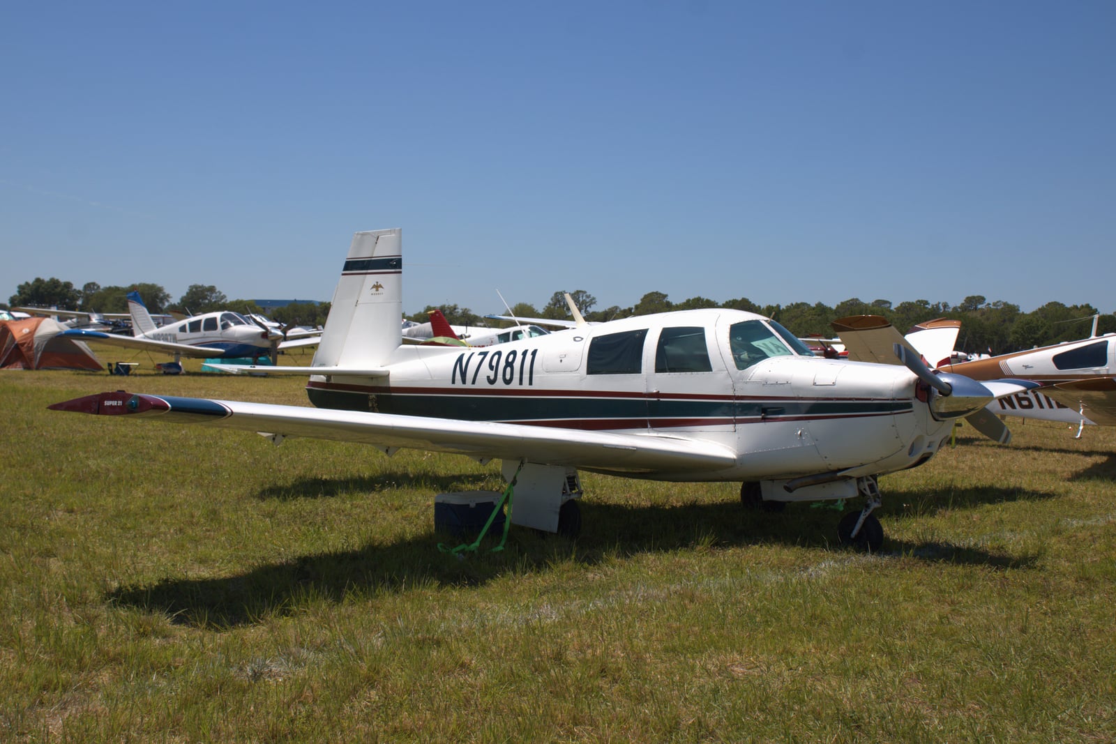Mooney M20E Super 21 in flight