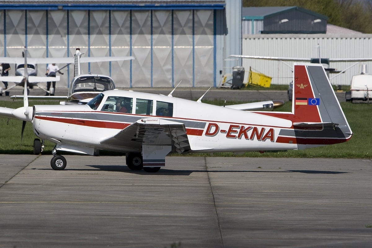 Mooney M20F Executive in flight