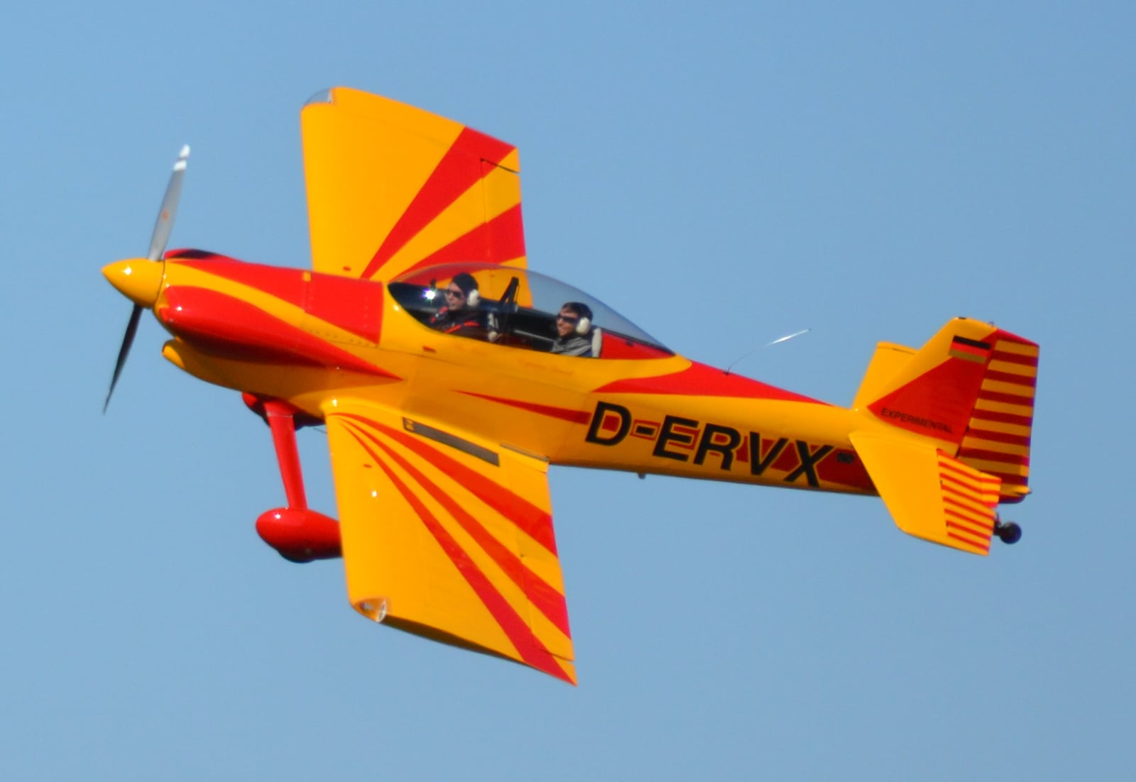 Van's RV-4 tandem two-seater in flight, side view